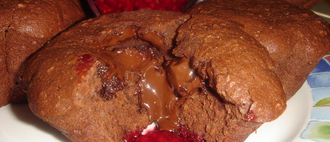 Шоколадные кексы с малиновым соусом