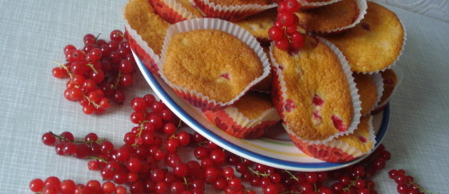 Мини-кексы с красной смородиной