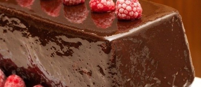 Шоколадный кекс в глазури с малиной