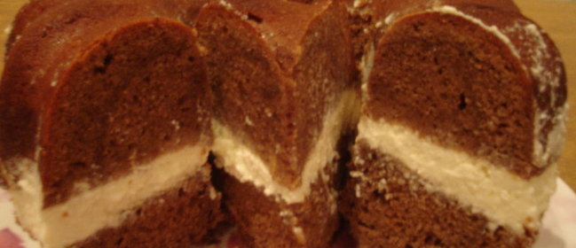 Шоколадный кекс с творожным кремом