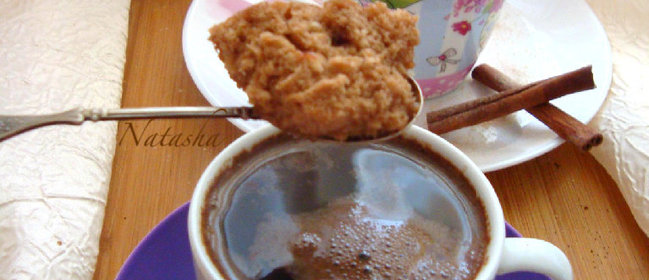 Кекс в кружке с вяленной земляникой к утреннему кофе