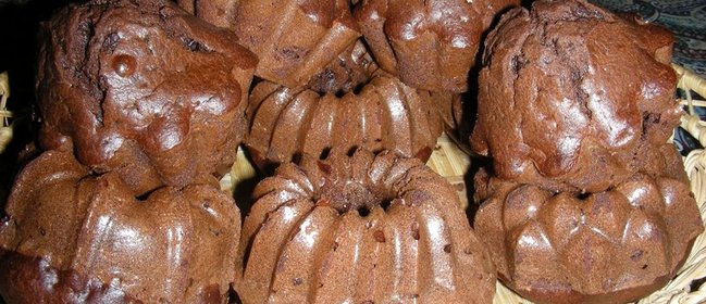 Шоколадные кексы с сушеной вишней